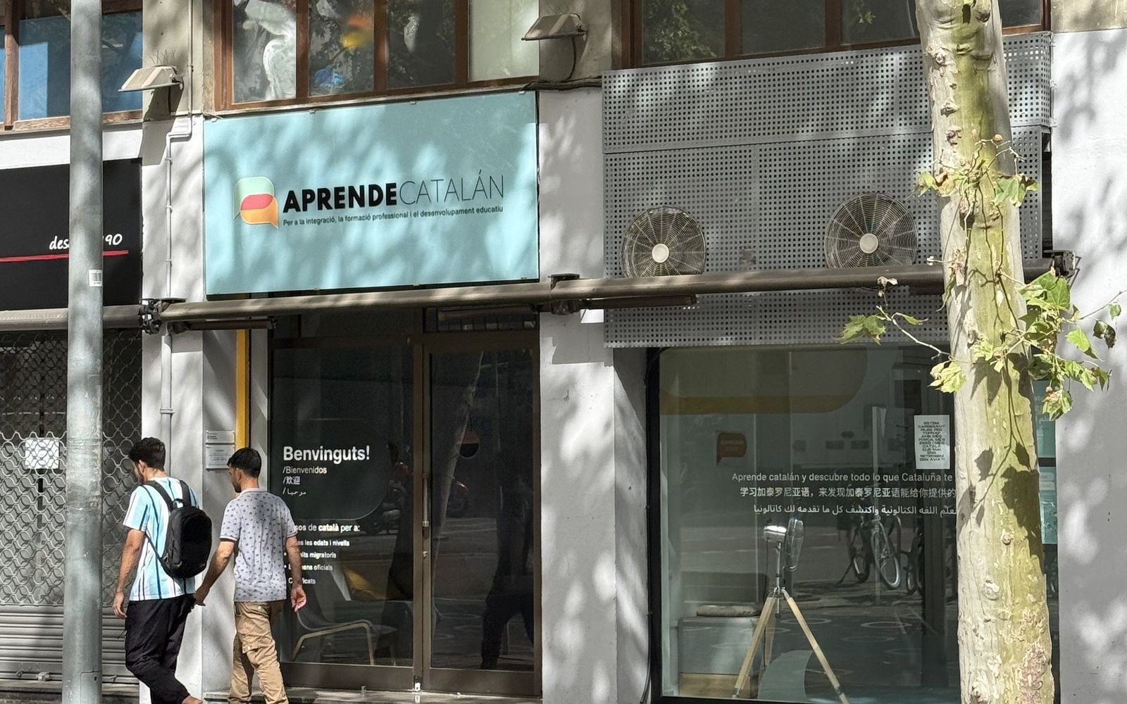 Fachada de la escuela Aprendecatalan en la calle Biscaia 340, Barcelona