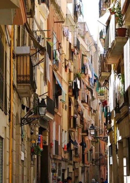 Calle del Raval con balcones y ropa tendida