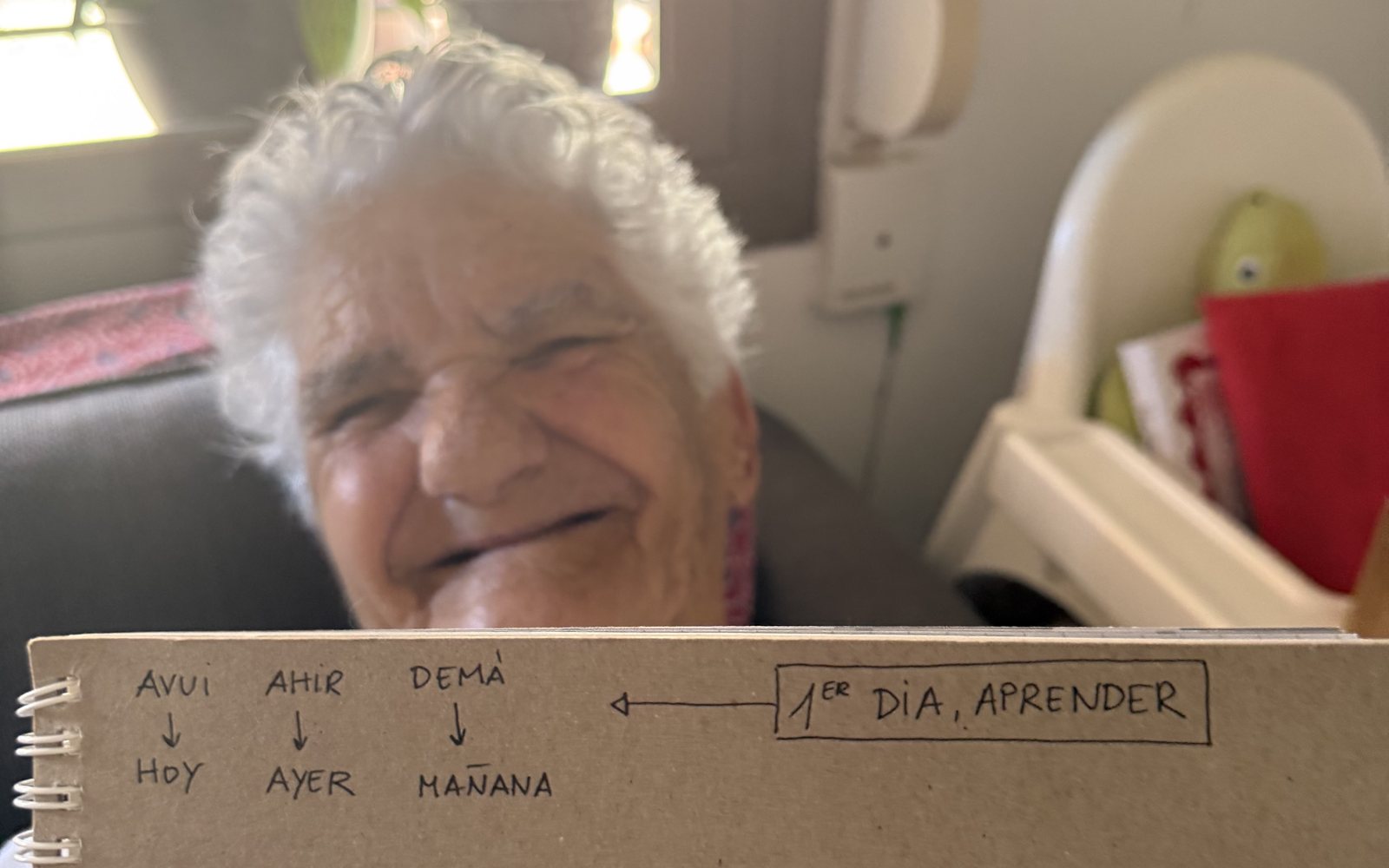 Alumna del curso de catalán escrito para personas mayores en su primer día